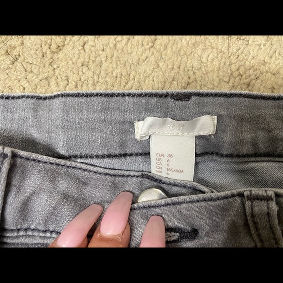GRAY SHORTS MID RISE - Picture 2 of 2